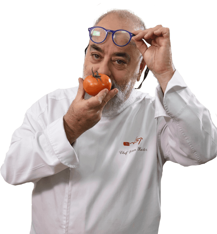 השף איתן קיזלר עם עגבנייה